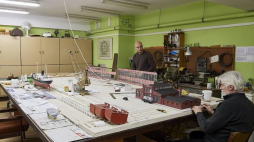 Mirosław Brucki (P) i Marek Parczyński (L) z pracowni konserwacji modeli Narodowego Muzeum Morskiego w Gdańsku podczas budowy fragmentu dioramy terenu Stoczni Gdańskiej na wyspie Ostrów. Fot. PAP/A. Warżawa