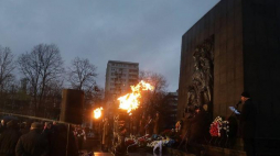 Obchody Międzynarodowego Dnia Pamięci o Ofiarach Holokaustu przy pomniku Bohaterów Getta w Warszawie. Fot. PAP/T. Gzell