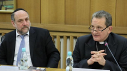 Naczelny rabin Polski Michael Schudrich (L) i przewodniczący Komitetu ds. Dialogu z Judaizmem bp Rafał Markowski. 2017 r. Fot. PAP/P. Supernak