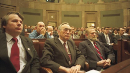 Inauguracyjne posiedzenie Sejmu RP I kadencji. Nz. w pierwszym rzędzie, od lewej, posłowie: Bogdan Borusewicz (NSZZ Solidarność), Tadeusz Mazowiecki (Unia Demokratyczna), Bronisław Geremek (Unia Demokratyczna); w drugim rzędzie, od lewej: Jacek Kuroń (Unia Demokratyczna), Jan Maria Rokita (Unia Demokratyczna). 25.11.1991. Fot. PAP/I. Radkiewicz 