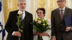 Dzieci Heleny i Aleksandra Styś - Danuta Dobosz (C) i Eugeniusz Piastowski (L) oraz jeden z uratowanych Sheldon Goldberg (L) podczas uroczystości wręczenia medali Sprawiedliwy Wśród Narodów Świata na Zamku Królewskim w Warszawie. Fot. PAP/J. Turczyk