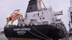 Statek Polskiej Żeglugi Morskiej "Szare Szeregi" w porcie w Antwerpii. Fot. PAP/M. Kmieciński