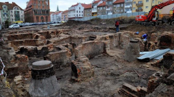 Prace archeologiczne na szczecińskim Podzamczu, na działce po dawnym hotelu Arkona. 12.2016. Fot. PAP/M. Bielecki