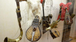 Areofony dwugłosowe na wystawie z okazji 40-lecia Muzeum Ludowych Instrumentów Muzycznych w Szydłowcu. Szydłowiec, 26.10.2015. Fot. PAP/P. Polak
