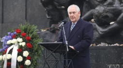 Sekretarz stanu USA Rex Tillerson podczas uroczystości 73. rocznicy wyzwolenia obozu w Auschwitz pod Pomnikiem Bohaterów Getta w Warszawie. Fot. PAP/R. Guz