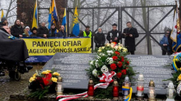 Marsz upamiętniający Tragedię Górnośląską przed bramą byłego obozu Zgoda w Świętochłowicach. Fot. PAP/A. Grygiel