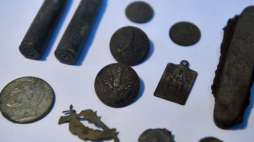 Przedmioty wykopane podczas prac archeologicznych na terenie Wojskowej Składnicy Tranzytowej Westerplatte w Gdańsku - guziki od mundurów polskich żołnierzy, szkaplerzyk, scyzoryk, łuski po nabojach z karabinu żołnierzy broniących Westerplatte, pięciozłotowa moneta z wizerunkiem Piłsudskiego. 24.08.2017. Fot. PAP/A. Warżawa