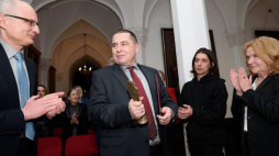Pisarz i publicysta Bronisław Wildstein (C) 20 bm. otrzymał statuetkę Pan Cogito przyznawaną przez wszystkie Akademickie Kluby Obywatelskie im. Prezydenta Lecha Kaczyńskiego za działalność w sferze kultury. Fot. PAP/J. Kaczmarczyk