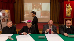 Proboszcz Parafii Katedralnej pw. św. Jana Chrzciciela Paweł Cembrowicz (L), Metropolita Wrocławski abp. Józef Kupny (2L), prezydent Wrocławia Rafał Dutkiewicz (2P) oraz dyrektor Muzeum Narodowego we Wrocławiu Piotr Oszczanowski (P) podczas uroczystości podpisania listu intencyjnego ws. rekonstrukcji srebrnego ołtarza głównego w Katedrze we Wrocławiu. Fot. PAP/M. Kulczyński