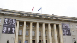 Banery na fasadzie Dolnośląskiego Urzędu Wojewódzkiego. Źródło: DUW