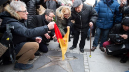 Zdzisław Szostak (C-P) podczas odsłonięcia gwiazdy. Fot. PAP/G. Michałowski