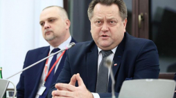 Wiceminister spraw wewnętrznych i administracji Jarosław Zieliński (P) na posiedzeniu sejmowej komisji administracji i spraw wewnętrznych. Fot. PAP/L. Szymański