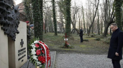 Prezydent Andrzej Duda składa wieniec przed pomnikiem Żołnierzy Wyklętych na starym cmentarzu w Żorach. Fot. PAP/A. Grygiel