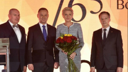 Pierwsza Dama Agata Kornhauser-Duda (2P), prezydent Andrzej Duda (2L), burmistrz Bochni Stefan Kolawiński (L) i przewodniczący Rady Miasta Jan Balicki (P), 27 bm. podczas uroczystości z okazji 765. rocznicy lokacji miasta w Kopalni Soli w Bochni. Fot. PAP/J. Bednarczyk