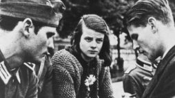 Hans Scholl, Sophie Scholl i Christoph Probst. Kadr z filmu dokumentalnego "Sophie Scholl. Na przekór przemocy" (2005)
