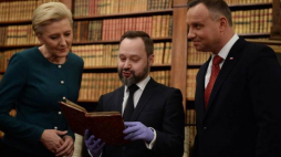 Prezydent Andrzej Duda (P) z małżonką Agatą Kornhauser-Dudą (L) oraz dyrektor Biblioteki Narodowej Tomasz Makowski (C) podczas uroczystości zorganizowanej, 26 bm. w Pałacu Rzeczypospolitej w Warszawie z okazji 90-lecia podpisania rozporządzenia reaktywującego Bibliotekę Narodową przez prezydenta Ignacego Mościckiego w dniu 24 lutego 1928 r. Fot. PAP/J. Turczyk