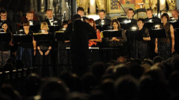 Jan Łukaszewski dyryguje Polskim Chórem Kameralnym podczas koncertu w ramach Festiwalu Wratislavia Cantans. Wrocław, 2009 r. Fot. PAP/G. Hawałej