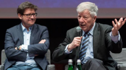 rofesor Jan Miodek (P) i aktor Wojciech Malajkat (L) podczas debaty o wzorcach polszczyzny z okazji Międzynarodowego Dnia Języka Ojczystego. Fot. PAP/J. Kaczmarczyk