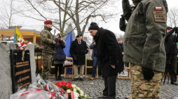 Kapitan Aleksander Tarnawski, ostatni żyjący cichociemny, podczas uroczystości przy głazie pamiątkowym upamiętniającym pierwszy zrzut Cichociemnych. Fot. PAP/D. Gajda