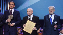 Premier Mateusz Morawiecki (L), prezes PiS Jarosław Kaczyński (C) i Andrzej Gwiazda podczas Gali 25–lecia „Gazety Polskiej”. Fot. PAP/R. Pietruszka