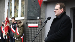 Jan Józef Kasprzyk podczas uroczystości przed tablicą upamiętniającą gen. Stefana Roweckiego "Grota". Fot. PAP/P. Supernak