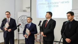 Wiceminister edukacji Maciej Kopeć (2L), prezes IPN dr Jarosław Szarek (L), prokurator Robert Osiński (P) i dyrektor biura edukacji narodowej IPN Adam Hlebowicz (2P) podczas konferencji prasowej nt. podsumowania cyklu wspólnych działań edukacyjnych Instytutu Pamięci Narodowej i Ministerstwa Edukacji Narodowej. Fot. PAP/R. Guz