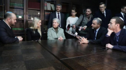 Janina Iwańska (C) podczas spotkania z grupą izraelskich dziennikarzy w Muzeum Powstania Warszawskiego. Fot. PAP/T. Gzell