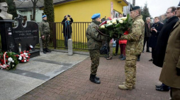 Szef Urzędu ds. Kombatantów i Osób Represjonowanych Jan Józef Kasprzyk (2P) składa kwiaty przed pomnikiem mjr. AK Stefana Gądzio ps. Kosa podczas uroczystości 74. rocznicy odbicia żołnierzy AK z siedziby Gestapo w Jędrzejowie. Fot. PAP/P. Polak