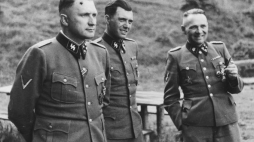 Richard Baer, Josef Mengele i Rudolf Höss, Auschwitz, 1944 r. Źródło: Wikimedia Commons