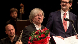 Dyrektor Narodowego Forum Muzyki im. Witolda Lutosławskiego we Wrocławiu Andrzej Kosendiak (C) został odznaczony Austriackim Krzyżem Honorowym I Klasy za Zasługi w Nauce i Sztuce przez ambasadora Austrii w Polsce Wernera Almhofera (P). Fot. PAP/M. Kulczyński