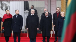 Para prezydencka na obchodach 100. rocznicy odbudowy państwa litewskiego. Fot. PAP/L. Szymański