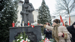 Obchody 78. rocznicy masowych deportacji Polaków na Sybir przed pomnikiem "Matkom Sybiraczkom" w Lublinie. Fot. PAP/W. Pacewicz