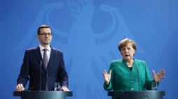 Premier RP Mateusz Morawiecki i kanclerz Niemiec Angela Merkel podczas konferencji prasowej w Berlinie. Fot. PAP/P. Supernak