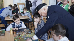 Major w stanie spoczynku Edmund Popieliński gra z uczniami Szkoły Podstawowej nr 57 w Gdańsku w grę „Miś Wojtek” podczas jej premierowego pokazu. Fot. PAP/A. Warżawa