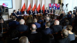 Wiceminister kultury i dziedzictwa narodowego Jarosław Sellin (3L) oraz podsekretarz stanu w Kancelarii Prezydenta RP Wojciech Kolarski (4L) podczas debaty „Moda na tradycję? Polacy wobec Święta Niepodległości” w Belwederze. Fot. PAP/J. Turczyk
