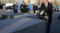 Premier RP Mateusz Morawiecki (P) składa wieniec pod Pomnikiem Pomordowanych Żydów Europy w Berlinie, 16 bm. Fot. PAP/P. Supernak