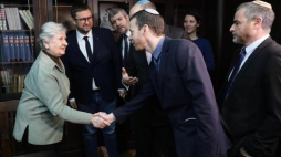 Dyrektor Muzeum Powstania Warszawskiego Jan Ołdakowski (2L) i Janina Iwańska (L), która po Powstaniu Warszawskim trafiła do obozu Auschwitz-Birkenau, po spotkaniu z grupą izraelskich dziennikarzy w Muzeum Powstania Warszawskiego. Fot. PAP/T. Gzell