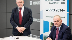 Dyrektor Muzeum Pierwszych Piastów prof. Andrzej M. Wyrwa (L) oraz członek zarządu województwa wielkopolskiego Maciej Sytek (P) podczas podpisania umowy na dofinansowanie projektu rozbudowy Muzeum Pierwszych Piastów na Lednicy. Fot. PAP/M. Zakrzewski