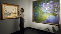 Obraz nenufaru Moneta pt. "Nympheas en fleur" wystawiony na aukcji w  londyńskim domu aukcyjnym Christie's. Fot. PAP/EPA