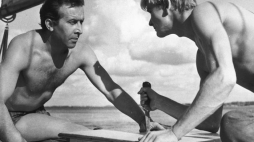 Andrzej Malanowicz (P) z Leonem Niemczykiem w filmie "Nóż w wodzie". Fot. PAP