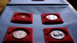 Nabytki numizmatyczne, zaprezentowane podczas konferencji prasowej nt. najnowszych unikatowych zakupów aukcyjnych Zamku Królewskiego. Fot. PAP/L. Szymański