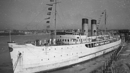 Świnoujście, 1948 r. Stacja kolejowa Odra. Uroczystość otwarcia połączenia promowego ze Szwecją. Nz. cumujący przy terminalu szwedzki prom Starke. Fot. PAP/CAF