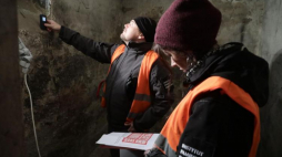 Prace poszukiwawcze i badawcze prowadzone na terenie dawnego aresztu NKWD i UB przy ul. Strzeleckiej. Fot. PAP/T. Gzell