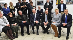 Prezydent Andrzej Duda z żoną Agatą Kornhauser-Dudą, naczelny rabin Polski Michael Schudrich oraz podsekretarz stanu w Kancelarii Prezydenta RP Wojciech Kolarski podczas spotkania ze społecznością żydowską w siedzibie Jewish Community Center w Krakowie. Fot. PAP/J. Bednarczyk