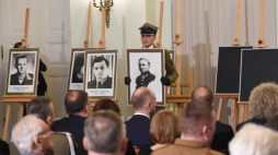 Warszawa, 01.02.2018. Uroczystość wręczenia not identyfikacyjnych 22 członkom rodzin ofiar totalitaryzmów, 1 bm. w Pałacu Prezydenckim. Fot. PAP/R. Pietruszka