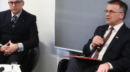 Wiceminister kultury, pełnomocnik rządu ds. Obchodów Stulecia Odzyskania Niepodległości Jarosław Sellin (P) i Dyrektor Instytutu Adama Mickiewicza Krzysztof Olendzki (L) podczas konferencji prasowej nt. programu zagraniczny obchodów setnej rocznicy odzyskania niepodległości. Fot. PAP/P. Supernak