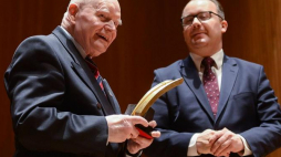 Rzecznik Praw Obywatelskich Adam Bodnar (P) wręczył Nagrodę RPO im. Pawła Włodkowica prof. Adamowi Strzemboszowi podczas uroczystości w gmachu Uniwersytetu Muzycznego im. Fryderyka Chopina w stolicy. Fot.  PAP/J. Kamiński