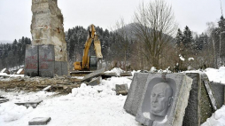 Demontaż pomnika generała Karola Świerczewskiego w Jabłonkach. 23.02.2018. Fot. PAP/D. Delmanowicz