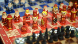Eksponaty prezentowane na otwartej, 8 bm. wystawie „Szachy świata” w Muzeum Podkarpackim w Krośnie. Fot. PAP/D. Delmanowicz