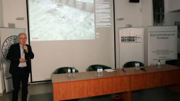 Wiceprezes IPN Krzysztof Szwagrzyk podczas prezentacji wirtualnego projektu IPN „Mapa Miejsc Pamięci Narodowej” w Przystanku Historia Centrum Edukacyjnym IPN w Warszawie. Fot. PAP/T. Gzell